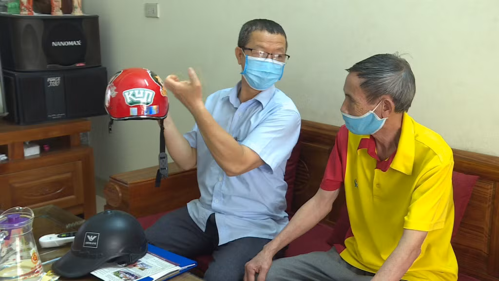 Ông Nguyễn Thanh Nam (bên trái) đang tuyên truyền, hướng dẫn người dân sử dụng MBH đúng cách.