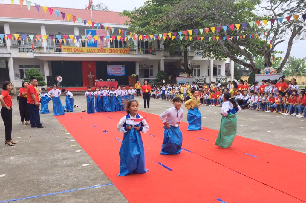 Học sinh Trường Tiểu học Quảng Minh (huyện Hải Hà) tham gia Ngày hội “Thiếu nhi vui khỏe” chào mừng 90 năm Ngày thành lập Đoàn TNCS Hồ Chí Minh.