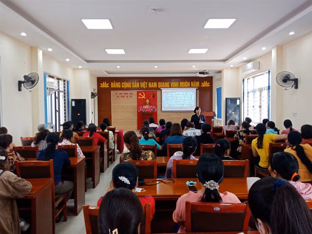 Hội LHPN huyện Cô Tô tổ chức tập huấn về bình đẳng giới và phòng chống bạo lực trên cơ sở giới cho cán bộ, hội viên phụ nữ trên địa bàn huyện. Ảnh chụp trước ngày 27/4/2021