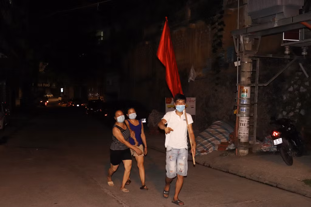 Có những người dân lại "tranh thủ" đi ra đường tận hưởng cảm giác hết phong toả.