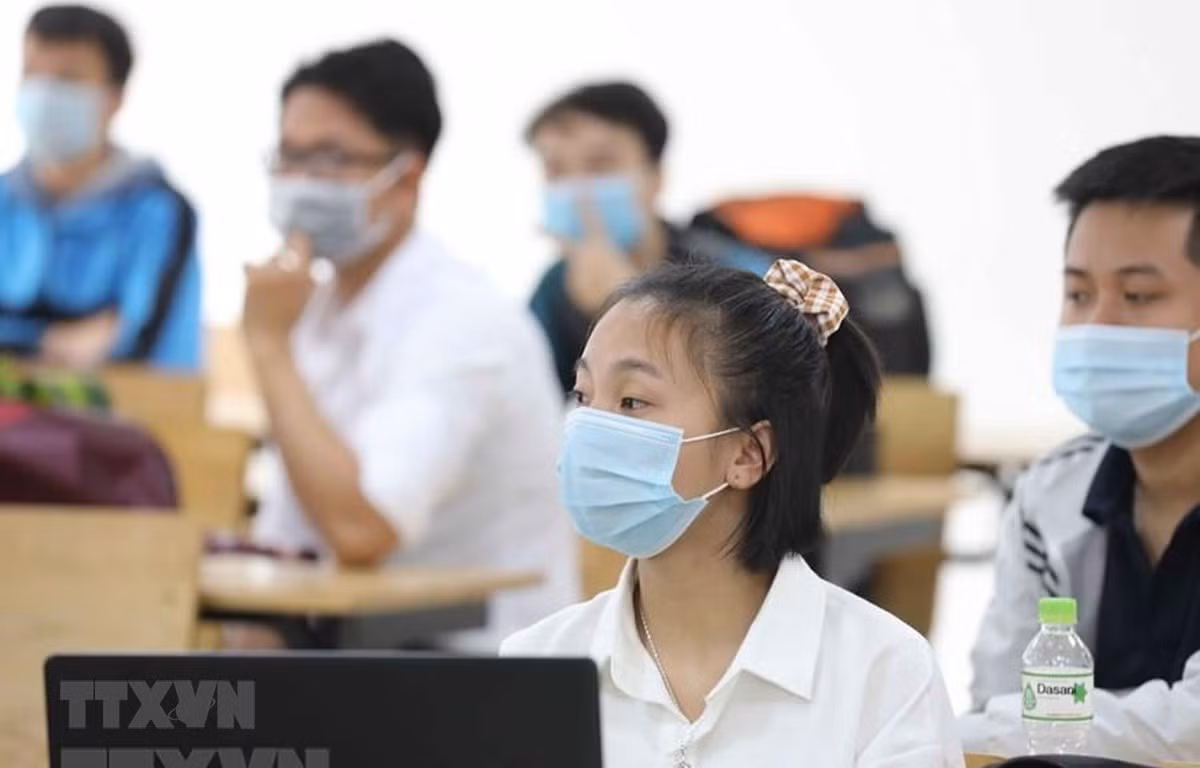 Học sinh đeo khẩu trang phòng dịch COVID-19. (Ảnh: TTXVN)