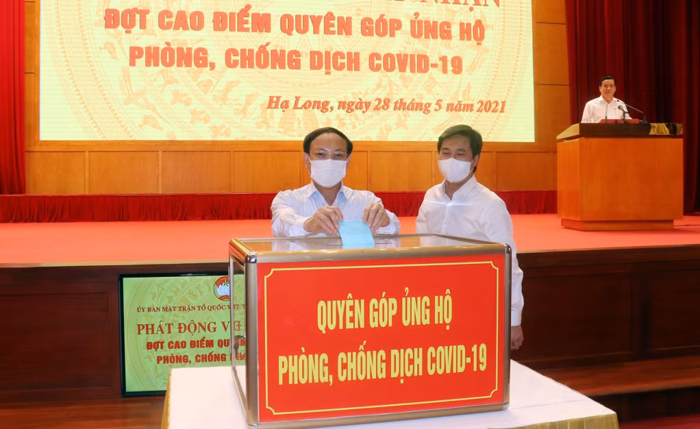 Đồng chí Nguyễn Xuân Ký, Ủy viên Trung Ương Đảng, Bí thư Tỉnh ủy, Chủ tịch HĐND tỉnh, Trưởng Ban Chỉ đạo Phòng chống dịch Covid-19 tỉnh, ủng hộ tại lễ phát động