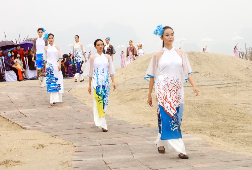 Những thiết kế áo dài lấy cảm hứng từ các di sản thiên nhiên, văn hóa của tỉnh được trình diễn tại Festival Áo dài Quảng Ninh 2020 - Miền di sản. Ảnh: Nguyễn Dung