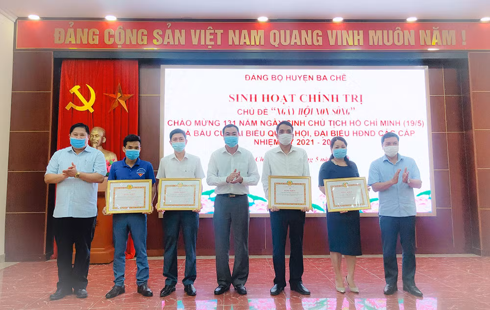 Nhân dịp này, 02 tập thể, 02 cá nhân được nhận Bằng khen của Ban Thường vụ Tỉnh ủy Quảng Ninh đã có thành tích xuất sắc trong thực hiện và làm theo Bác, giai đoạn 2016-2021.