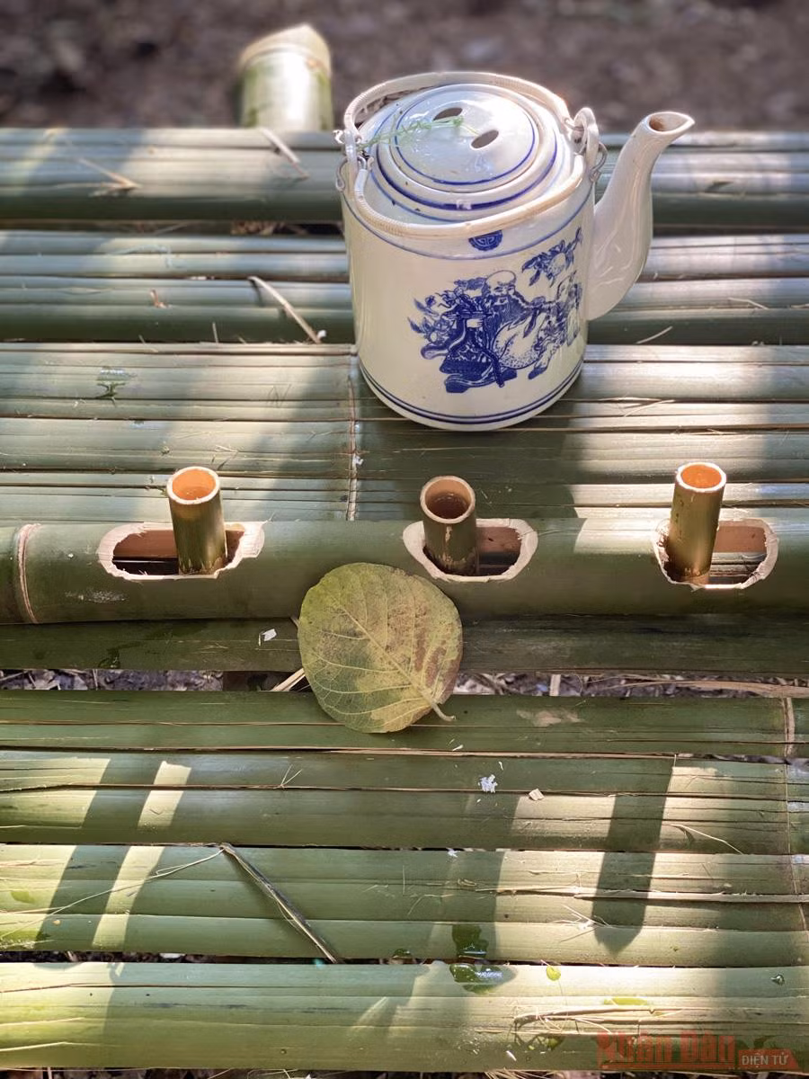 Nếu mệt, hãy thử tài lẻ bằng một bàn trà từ tre nứa của rừng xanh. 