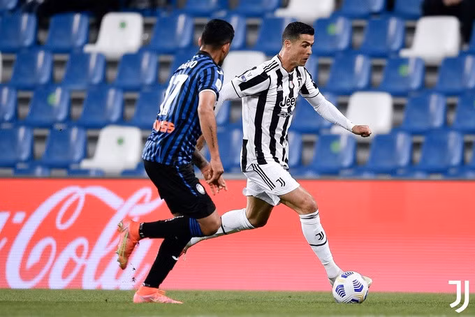 Ronaldo đá trọn 90 phút, nhưng tịt ngòi. Anh không ghi được bàn nào qua ba lần đấu Atalanta trên mọi mặt trận mùa này. Ở lượt đi Serie A, Ronaldo đá hỏng phạt đền trong trận hoà 1-1. Ở lượt về, anh im tiếng và Juventus thua 0-1 trên sân Atalanta. Ảnh: Twitter / Juventus