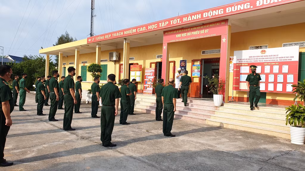 Đo thân nhiệt trước khi vào khu vực hòm phiếu