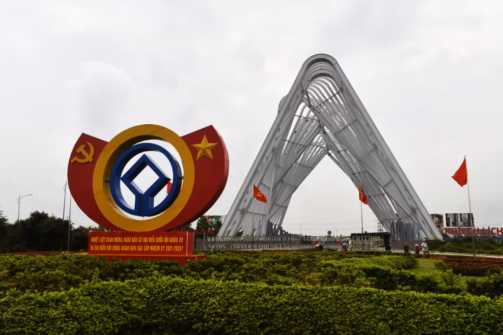 Trang trí khu vực Cổng tỉnh tại TX Đông Triều.Ảnh: Phạm Mạnh Hùng.