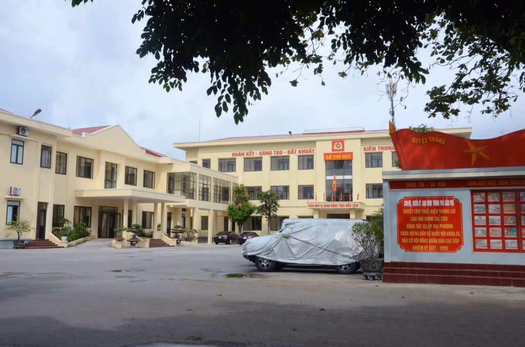 Khuôn viên Ban CHQS TP Cẩm Phả xanh, sạch, đẹp.