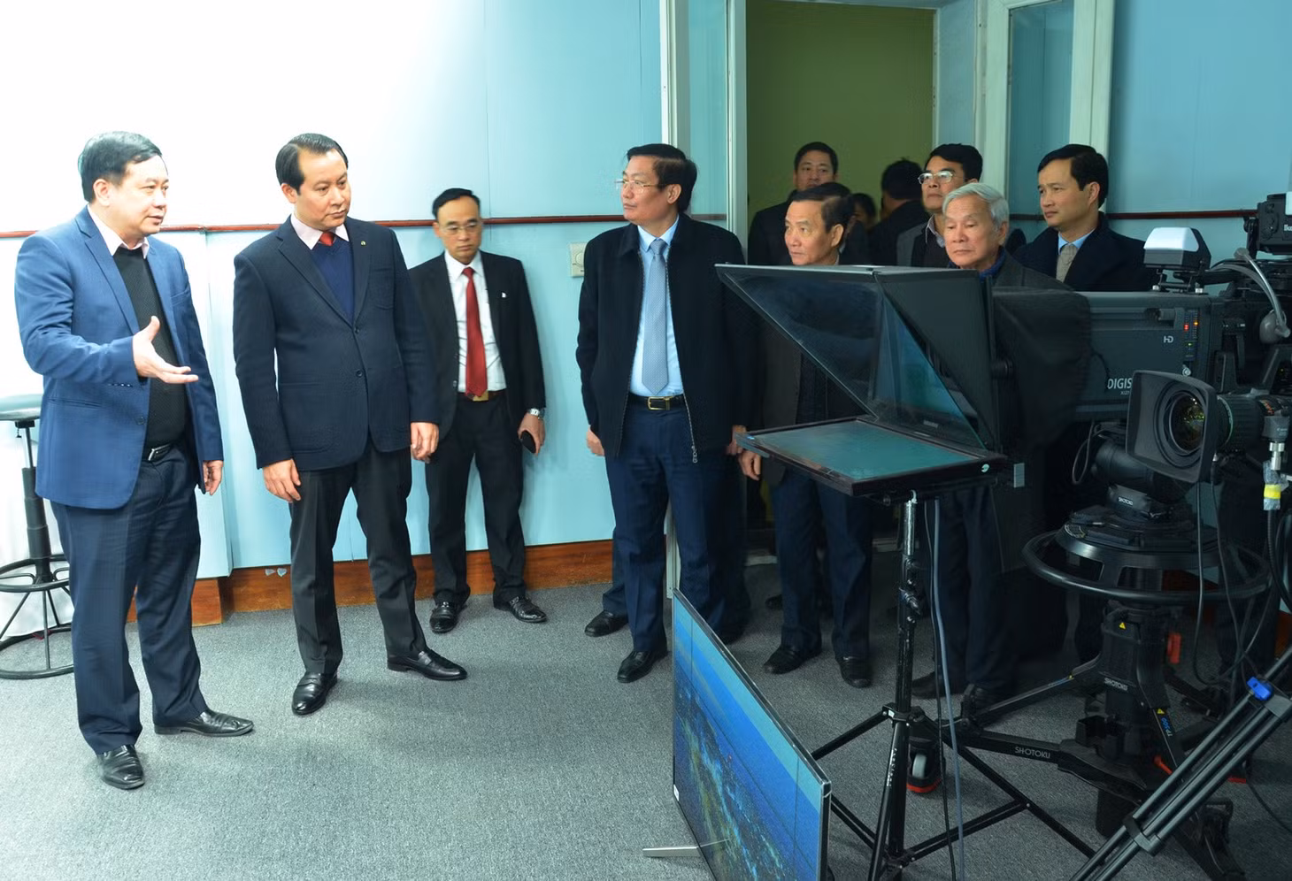 Đoàn công tác tỉnh Vĩnh Phúc tham quan, tìm hiểu hoạt động của Trung tâm Truyền thông tỉnh. Ảnh: Nguyễn Thanh