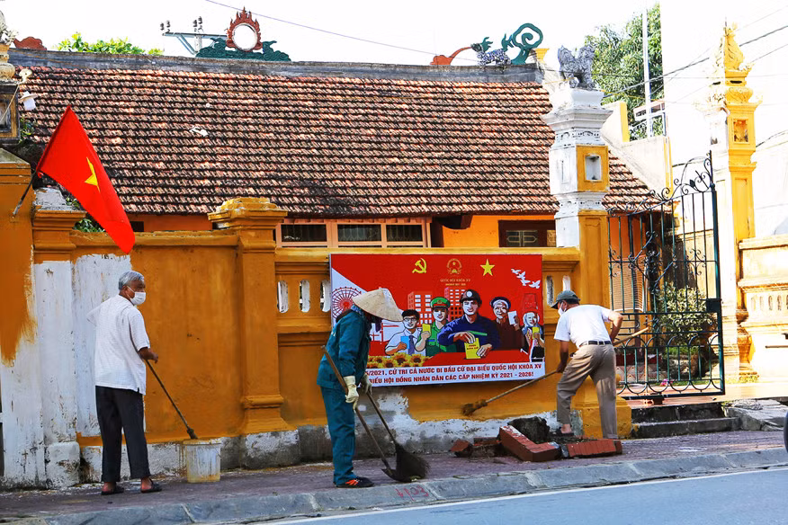 Người dân Quảng Yên trang trí đường phố, nhà văn hóa, cả từ đường họ trước ngày bầu cử. Ảnh: Long Giang.