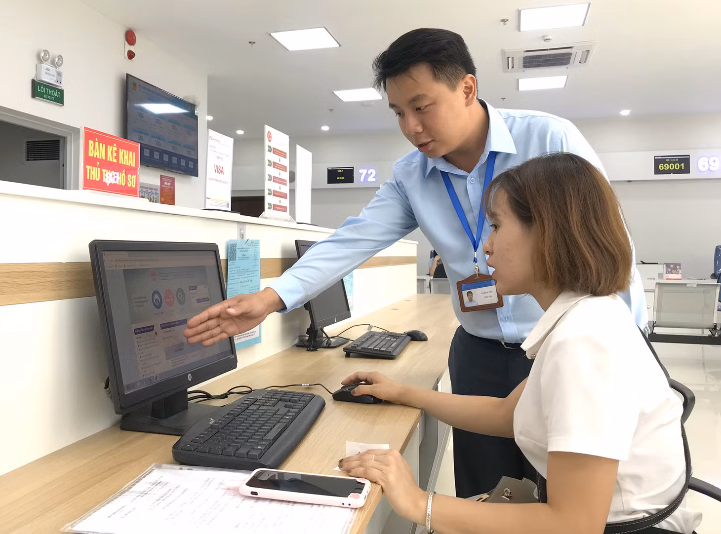 Cán bộ Trung tâm Phục vụ hành chính công tỉnh hướng dẫn người dân nộp hồ sơ, giải quyết TTHC qua mạng.