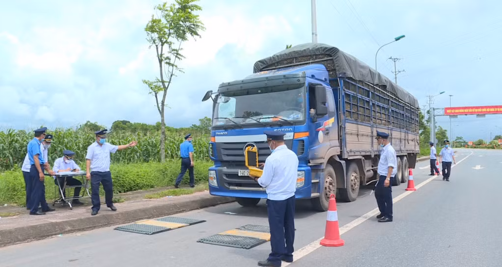 Cán bộ Trạm kiểm soát tải trọng lưu động xử lý phương tiện vi phạm về tải trọng trên địa bàn huyện Hải Hà.