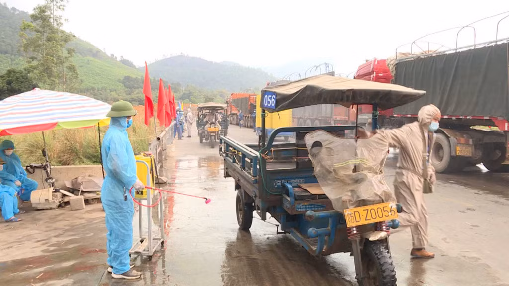 Người và phương tiện vận chuyển hàng hóa tại cửa khẩu Hoành Mô được kiểm soát, phòng dịch Covid-19 chặt chẽ.