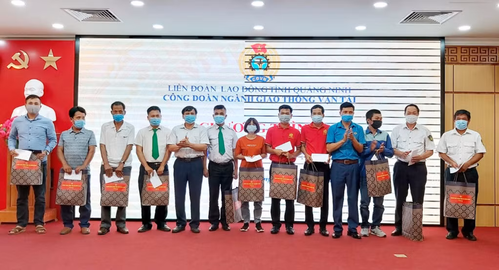 Công đoàn ngành GTVT tặng quà cho CNLĐ khó khăn dịp Tháng Công nhân.