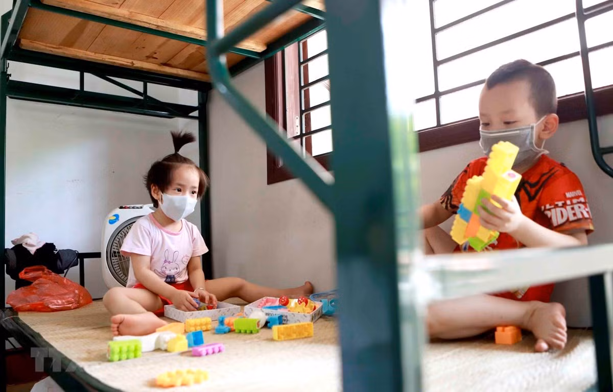 Hai trẻ em cùng phòng tại khu cách ly Trung đoàn 834 (Bộ Chỉ huy Quân sự tỉnh Vĩnh Phúc). (Ảnh: Hoàng Hùng/TTXVN)