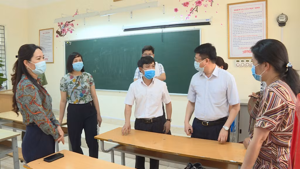 Đồng chí Nguyễn Thị Hạnh, Phó Chủ tịch UBND tỉnh kiểm tra công tác chuẩn bị tổ chức kỳ thi tuyển sinh lớp 10 THPT năm học 2021 - 2022 tại Hội đồng thi trường THCS Trọng Điểm, TP Hạ Long.