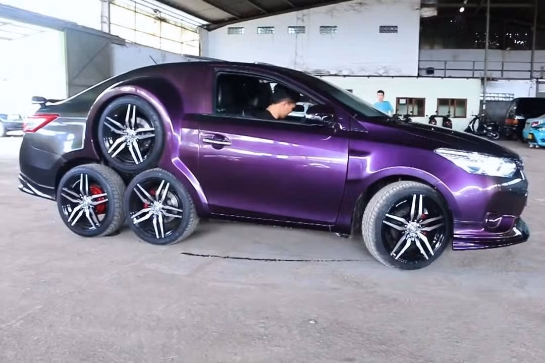 Chiếc xe gây chú ý với 6 bánh xe phía sau. (Ảnh: Thedrive)