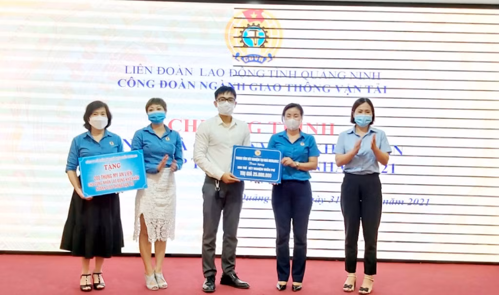 Công ty TNHH Melatec Quảng Ninh trao tặng 200 phiếu xét nghiệm cho CNLĐ ngành GTVT.