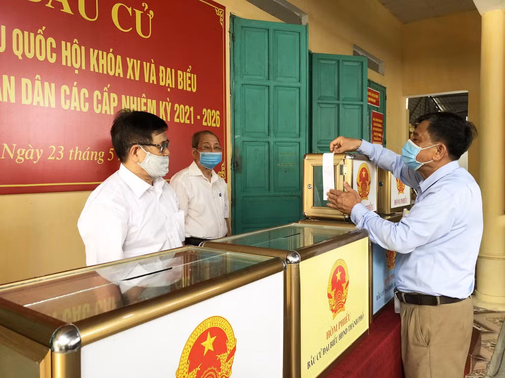 Hòm phiếu được vệ sinh sạch sẽ và dán tem niêm phong theo đúng quy định trước khi bỏ phiếu.