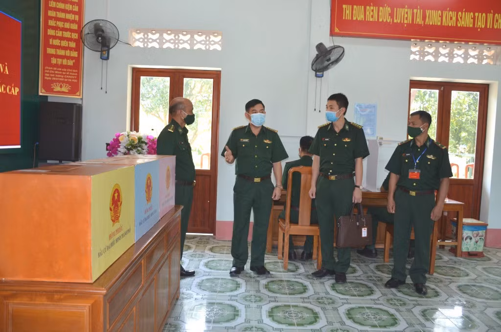 Đại tá Nguyễn Thanh Hải, Chính ủy BĐBP tỉnh (thứ 2, bên phải sang) kiểm tra công tác tổ chức bầu cử tại Đồn Biên phòng Trà Cổ.