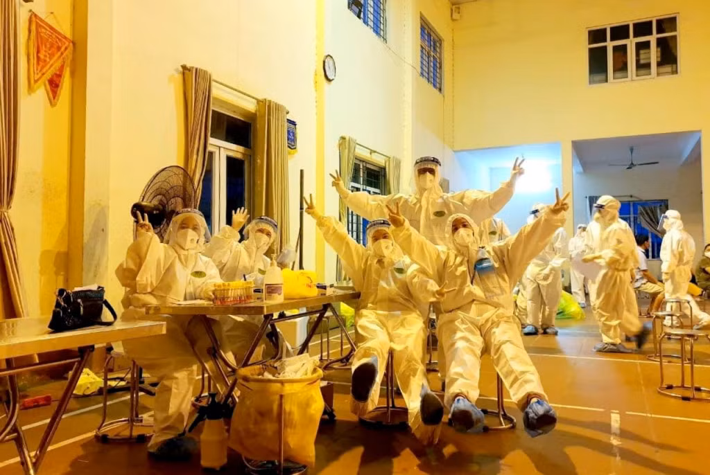 Công việc truy vết, lẫy mẫu xét nghiệm kéo dài đến tận tối, có những lúc xuyên đêm, nhưng tinh thần ai cũng đều phấn chấn, luôn vui tươi mỗi khi có giây phút nghỉ mệt hiếm hoi.