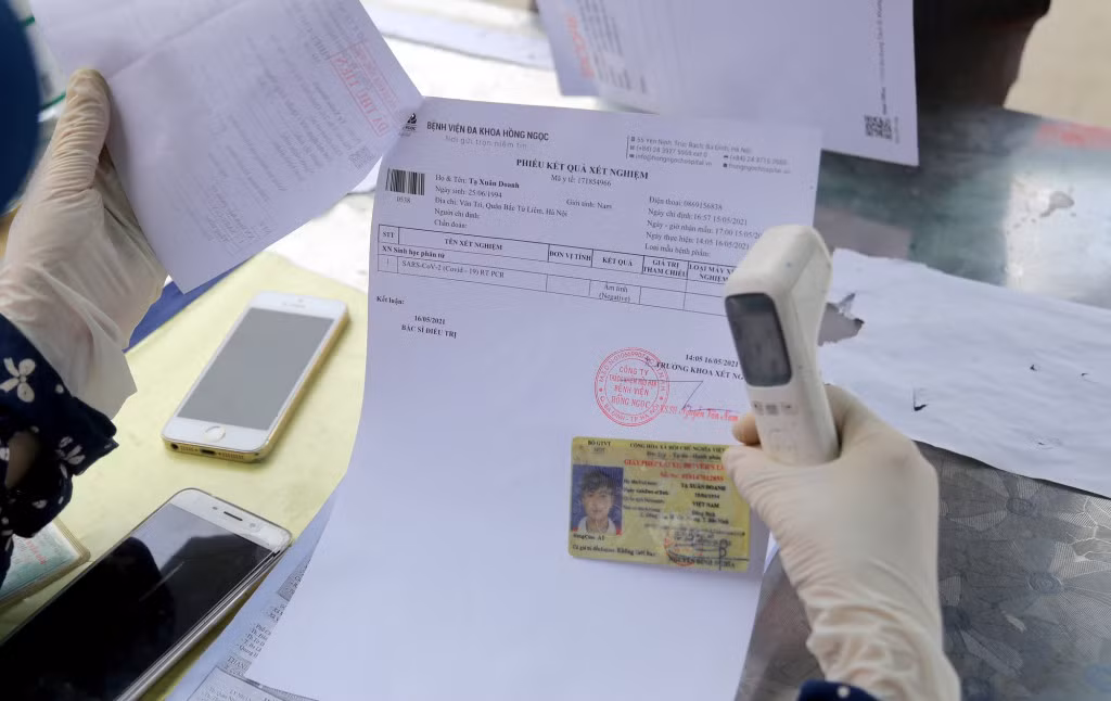 Đối với các phương tiện vận tải hàng hoá, lực lượng chức năng chốt cầu Đá Bạc cũng thực hiện nghiêm việc kiểm soát không quá 2 người/xe, có xác nhận của chính quyền địa phương nếu là người Quảng Ninh hoặc phải có kết quả âm tính với SARS-CoV-2 thời hạn không quá 5 ngày nếu đến từ các địa phương đã công bố có dịch.