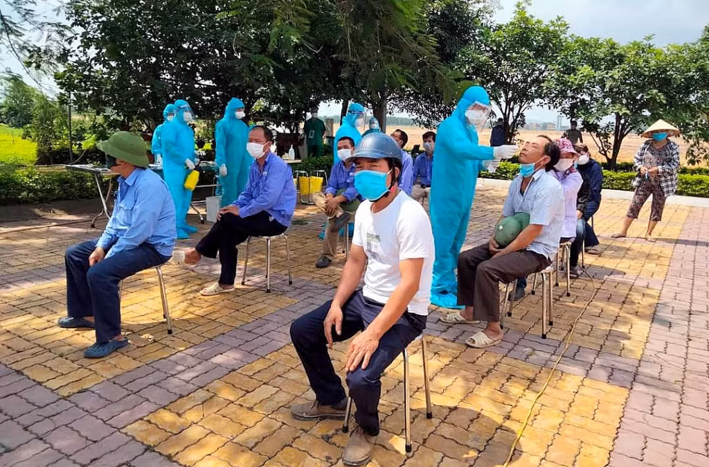 Giữa trưa hè oi bức trong những bộ đồ bảo hộ cấp 4 kín mít vẫn không làm chùn bước những "chiến binh áo trắng".