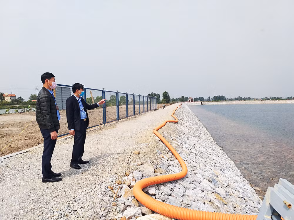 Lãnh đạo xã Liên Hòa (TX Quảng Yên) nắm tình hình xây dựng công trình hồ chứa nước trên địa bàn. Ảnh: Nguyễn Chiến