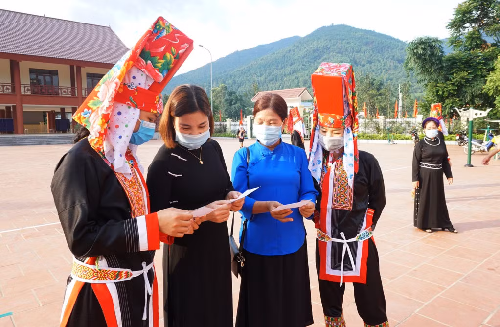 Kiểm tra thẻ cử tri trước giờ khai mạc.