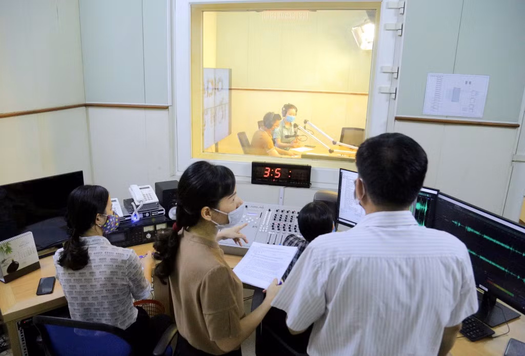 Chương trình Cầu phát thanh trực tiếp "Ngày hội non sông" được chạy thử tại phòng thu Phát thanh của Trung tâm Truyền thông tỉnh trong chiều 21/5.