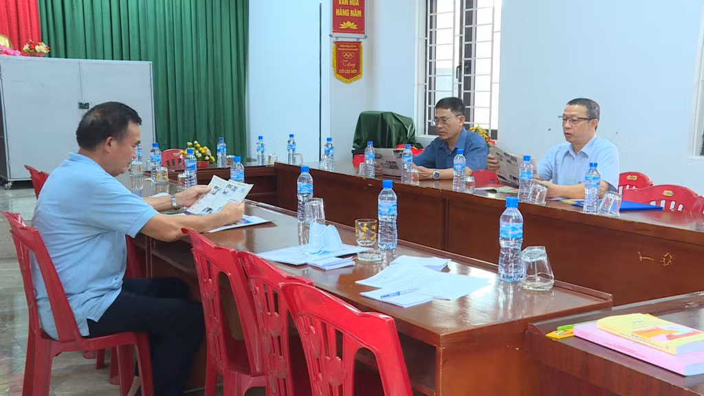 Ông Nguyễn Thanh Nam (bên phải) đang trò chuyện với các cán bộ của khu Long Thạch A.