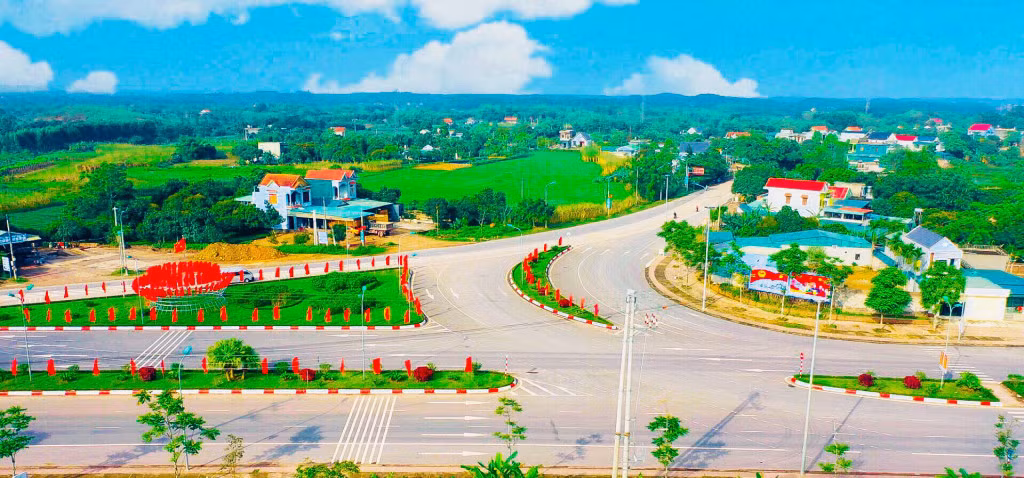 Đường phố tại huyện Hải Hà rực rỡ cờ hoa hướng về ngày bầu cử.