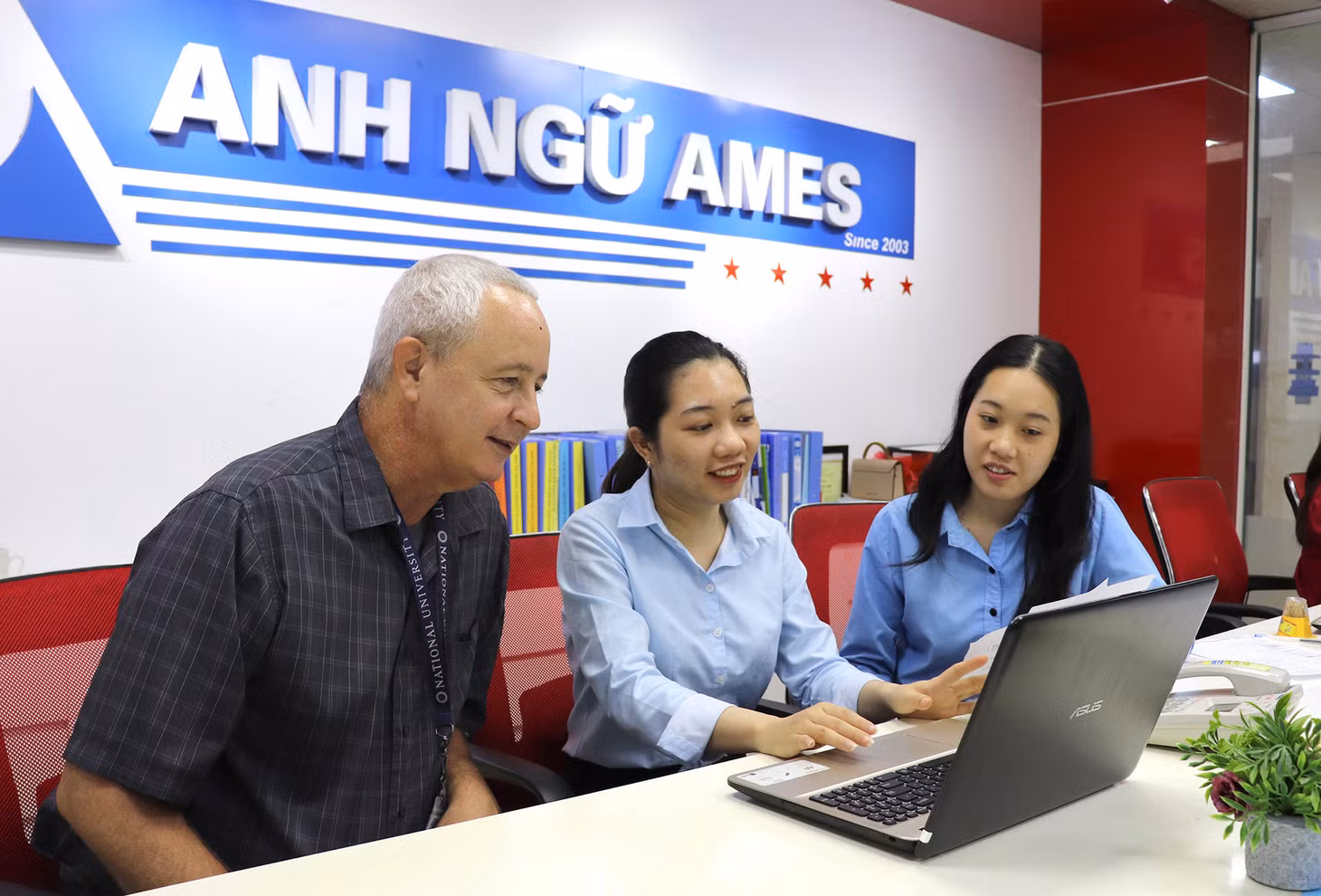 Chị Hồ Thanh Vân, Trưởng phòng Đào tạo, Trung tâm Tiếng Anh AMES, làm thủ tục cho lao động nước ngoài qua môi trường mạng.