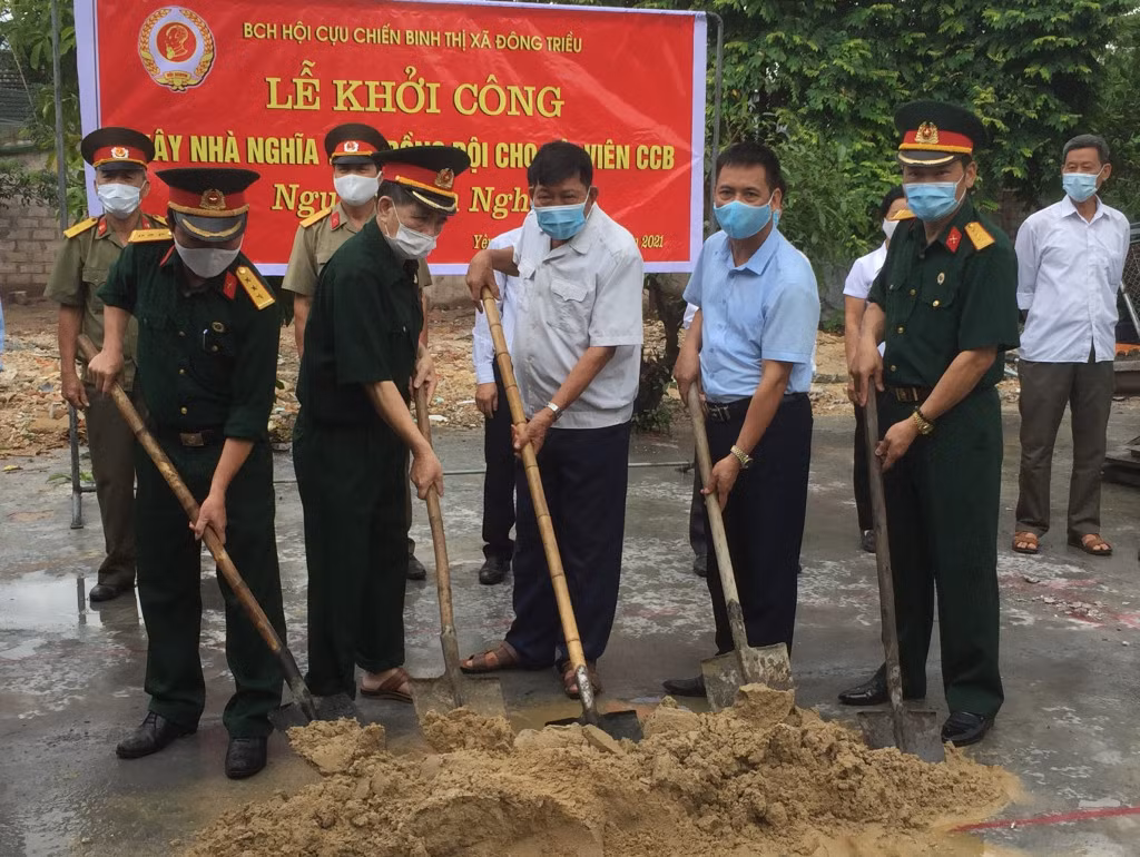 Hội CCB TX Đông Triều cùng đại diện chính quyền phường Yên Thọ khởi công xây nhà đồng đội.
