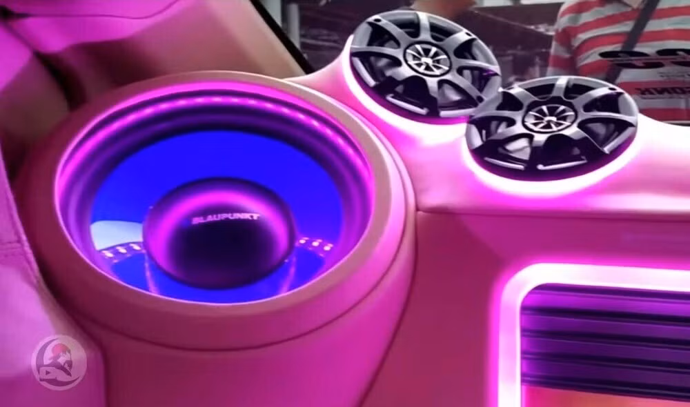 Nội thất trong xe cũng được độ lại. (Ảnh: Thedrive)
