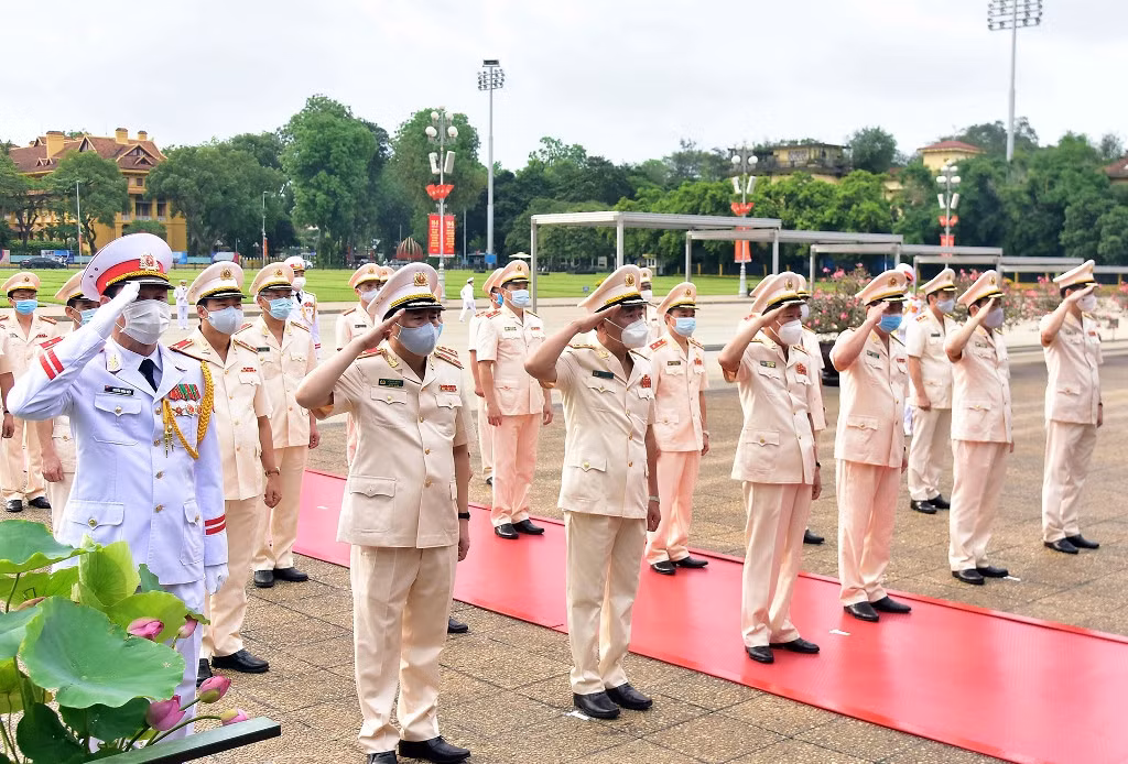 Đoàn đại biểu Đảng ủy Công an T.Ư và Bộ Công an tưởng niệm Chủ tịch Hồ Chí Minh.