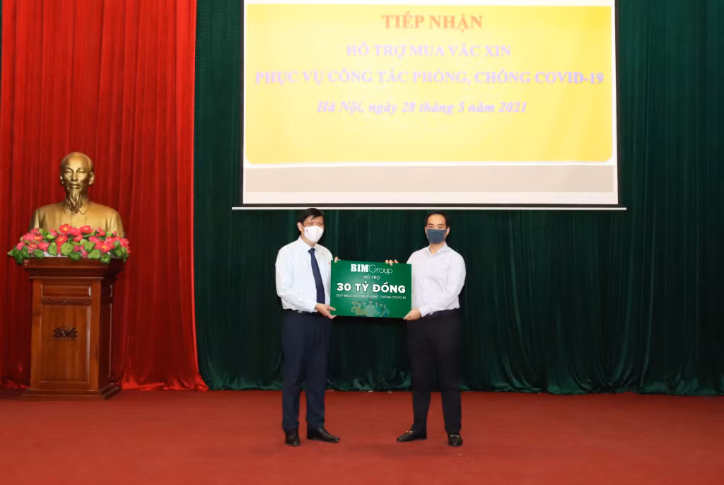 Ông Đoàn Quốc Huy, đại diện Tập đoàn BIM Group, trao 30 tỷ đồng cho Bộ Y tế ủng hộ Quỹ vaccine phòng chống Covid-19.