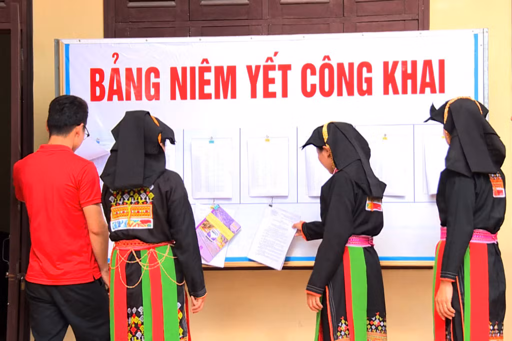 Người dân xã Tân Dân (TP Hạ Long) theo dõi thông tin về chủ trương, chính sách của tỉnh trên bảng niêm yết công khai đặt tại trụ sở UBND xã vào tháng 2- 2020. Ảnh: Thu Chung