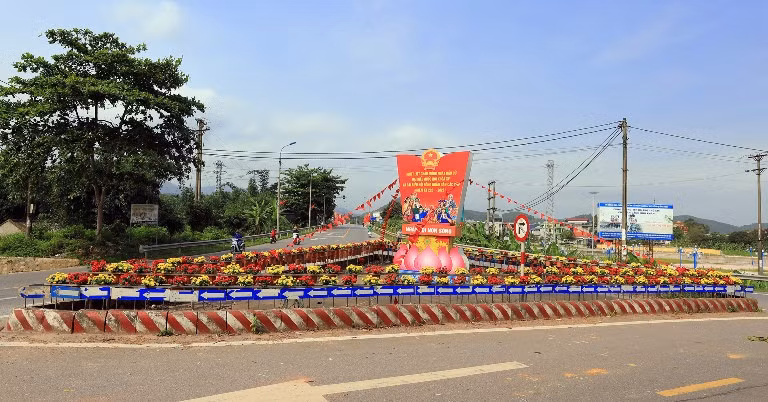 Cụm tranh cổ động tại ngã ba cầu Khe Tiên, huyện Tiên Yên.Ảnh: Đình Loan.