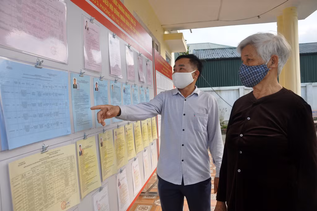 Bà Đặng Thị Càng tuy tuổi đã cao nhưng vẫn luôn quan tâm đến các kỳ bầu cử ĐBQH và HĐND các cấp.