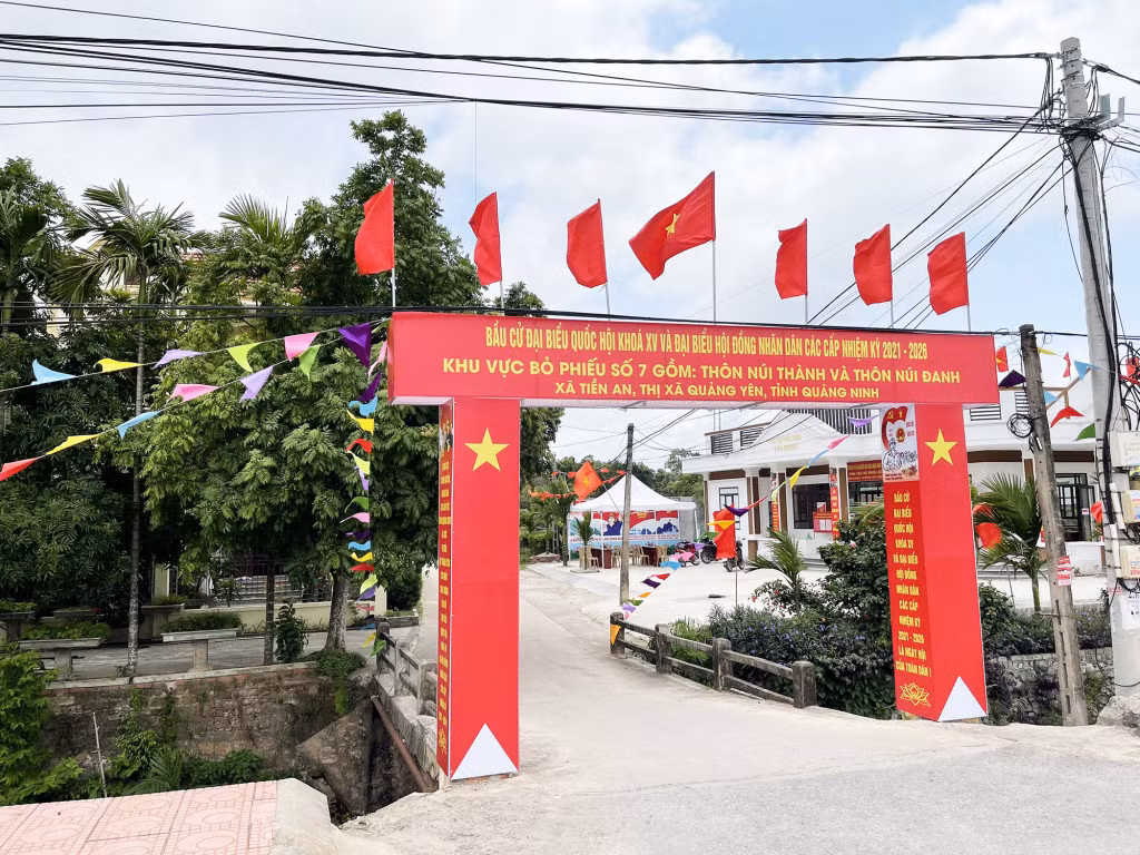 Các khu vực bỏ phiếu được trang trí rực rỡ và đảm bảo nghiêm ngặt các biện pháp phòng dịch Covid-19.