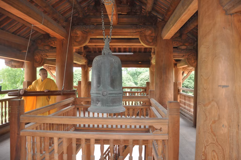 Chuông chùa Quỳnh Lâm được đúc từ thời nhà Nguyễn.