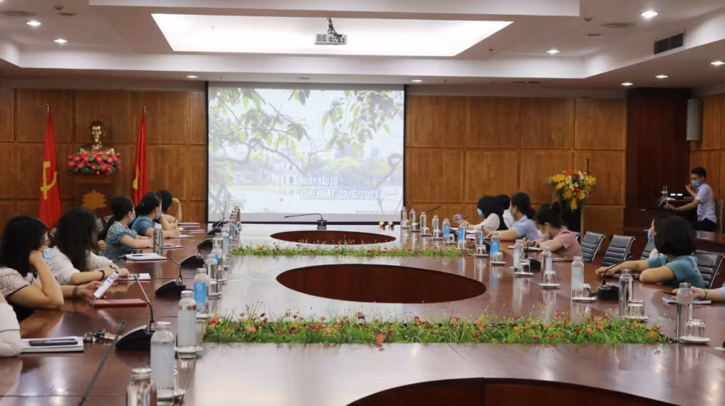 Buổi sinh hoạt chính trị tại Chi bộ Thư viện tỉnh Quảng Ninh.