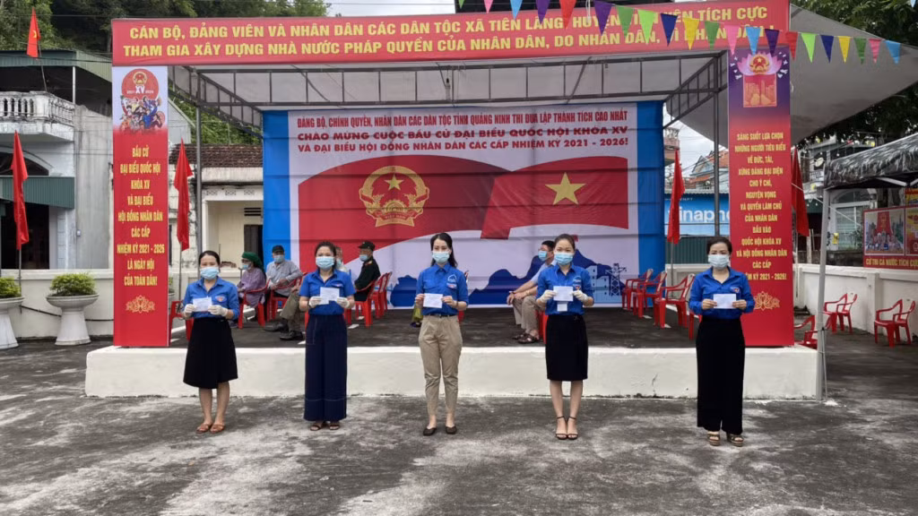 Đoàn viên thanh niên khu vực bỏ phiếu số 1, Đơn vị bầu cử số 2, thôn Thác Bưởi 1, xã Tiên Lãng, huyện Tiên Yên hướng dẫn người dân khi đến thực hiện bầu cử.