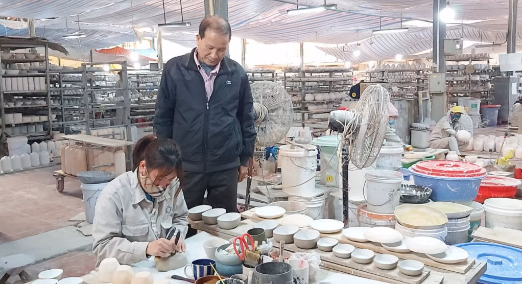 Sản xuất tại Công ty TNHH Gốm sứ Quang Vinh (TX Đông Triều).