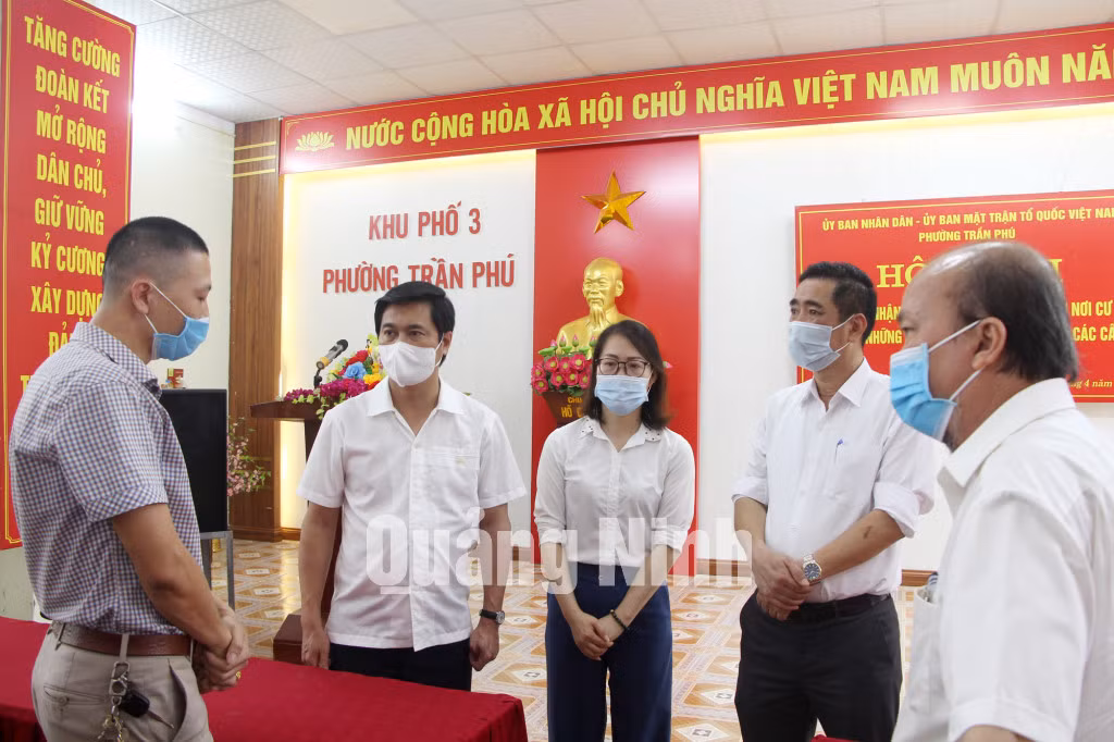 Chủ tịch UBND tỉnh Nguyễn Tường Văn trao đổi với Ban bầu cử phường Trần Phú (5-2021). Ảnh: Thu Chung