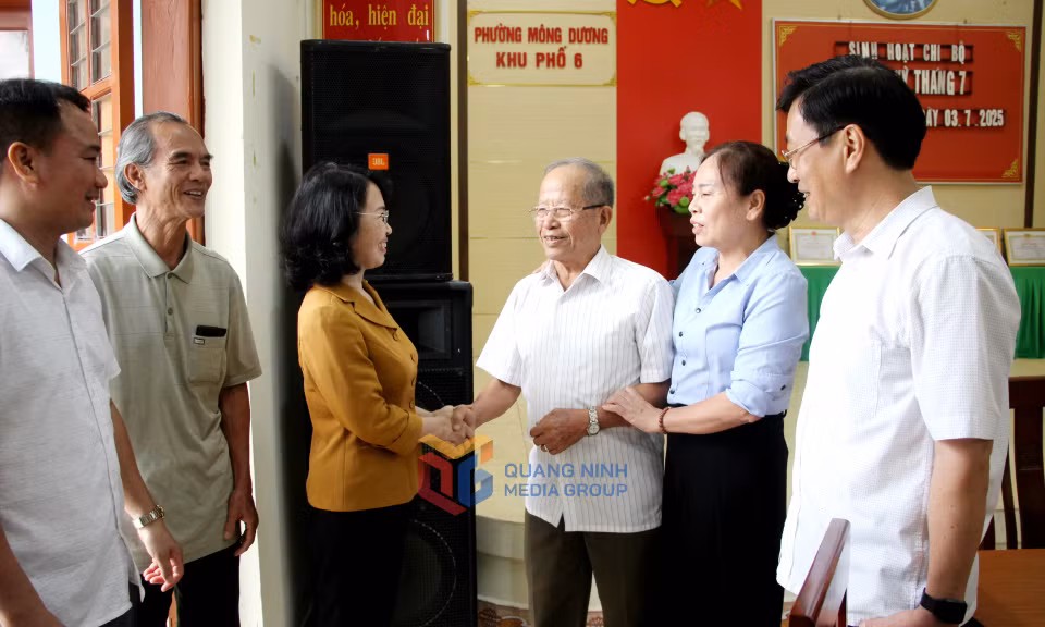 Đồng chí Trịnh Thị Minh Thanh, Phó Bí thư Thường trực Tỉnh ủy, Chủ tịch HĐND tỉnh, trao đổi cùng các đảng viên chi bộ khu phố 6, phường Mông Dương. Đồng chí Trịnh Thị Minh Thanh, Phó Bí thư Thường trực Tỉnh ủy, Chủ tịch HĐND tỉnh, trao đổi cùng các đảng viên chi bộ khu phố 6, phường Mông Dương.