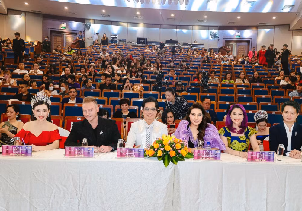 Dàn giám khảo trong đêm chung kết.