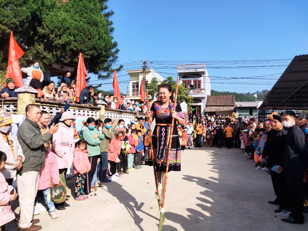 Môn đi cà kheo cũng tạo không khí náo nhiệt không kém